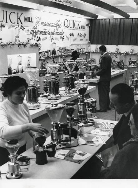 Fiera di Milano - Campionaria 1957 - Padiglione ceramiche, cristallerie e casalinghi - Interno