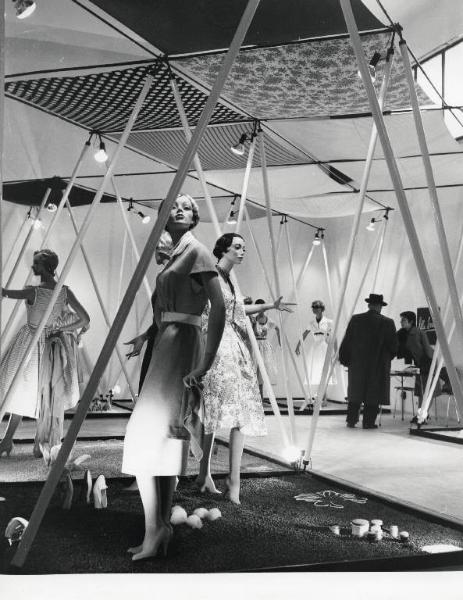 Fiera di Milano - Campionaria 1957 - Padiglione dei tessili e dell'abbigliamento - Interno