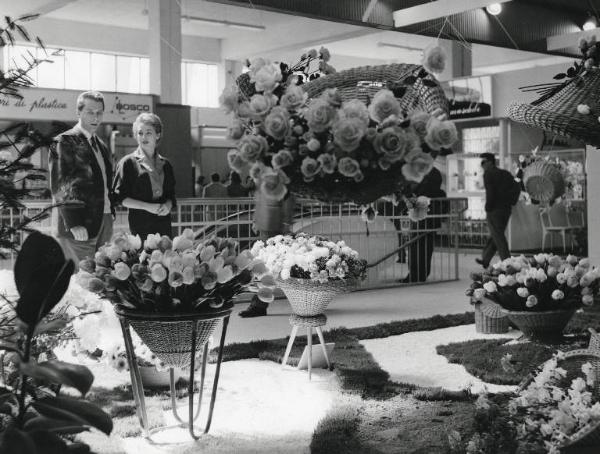 Fiera di Milano - Campionaria 1957 - Padiglione materie prime, semilavorati e prodotti finiti in materia plastica - Fiori artificiali