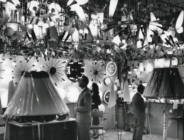 Fiera di Milano - Campionaria 1957 - Settore dell'illuminazione e dei lampadari