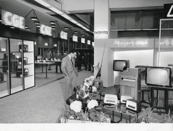 Fiera di Milano - Campionaria 1957 - Padiglione dell'elettronica, radio e televisione - Interno