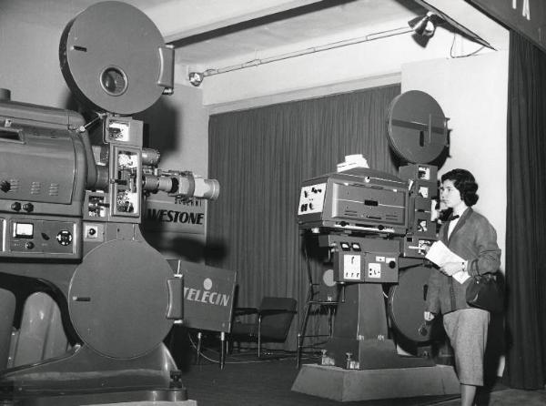 Fiera di Milano - Campionaria 1957 - Padiglione dell'elettronica, radio e televisione - Interno