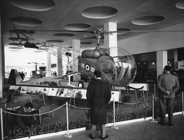 Fiera di Milano - Campionaria 1957 - Padiglione del Salone del motore d'aviazione - Elicottero Agusta