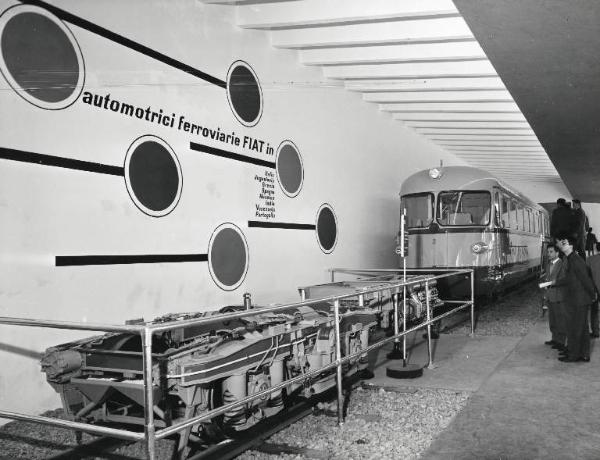 Fiera di Milano - Campionaria 1957 - Padiglione della Fiat - Interno - Automotrici ferroviarie