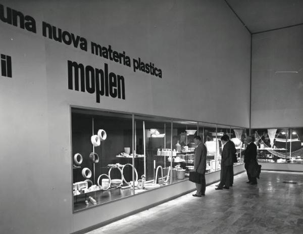 Fiera di Milano - Campionaria 1957 - Padiglione delle materie plastiche - Interno - Materia plastica Moplen