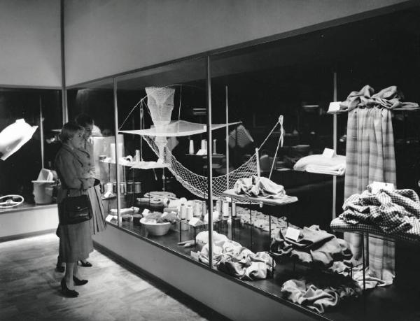 Fiera di Milano - Campionaria 1957 - Padiglione delle materie plastiche - Interno