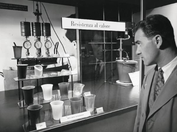 Fiera di Milano - Campionaria 1957 - Padiglione delle materie plastiche - Interno