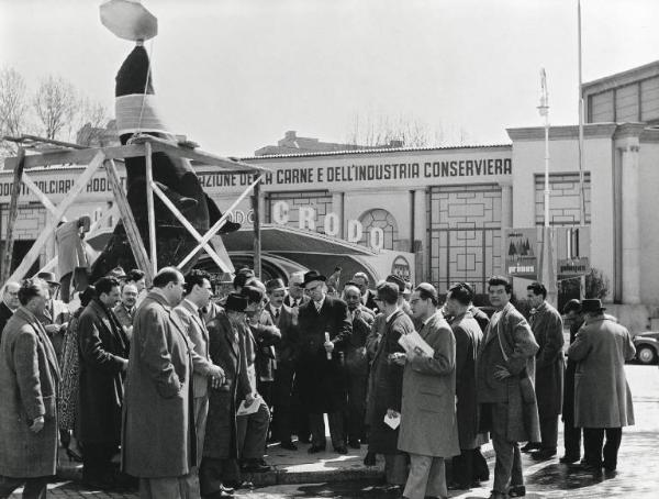 Fiera di Milano - Campionaria 1958 - Visita in anteprima di un gruppo di giornalisti