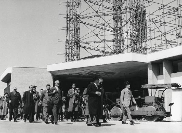 Fiera di Milano - Campionaria 1958 - Visita in anteprima di un gruppo di giornalisti