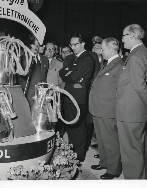 Fiera di Milano - Campionaria 1958 - Visita del ministro dell'agricoltura Emilio Colombo in occasione della inaugurazione di Porta Agricoltura