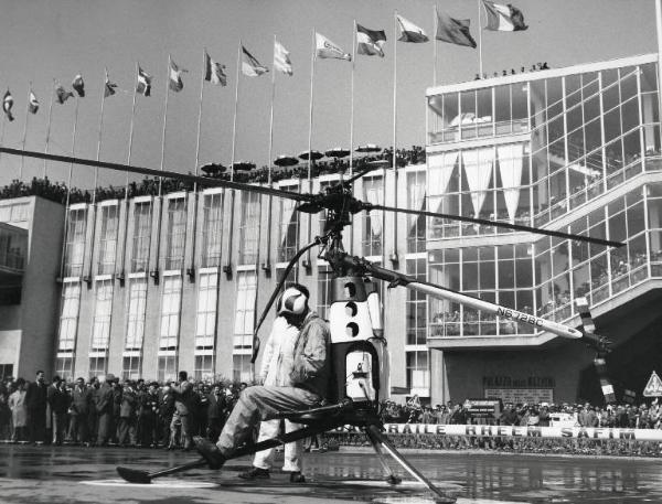 Fiera di Milano - Campionaria 1958 - Piazza Italia - Presentazione del XROE -1 " Rotociclo", l'elicottero monoposto prodotto dalla Hiller