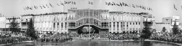 Fiera di Milano - Campionaria 1958 - Piazza Italia - Presentazione del XROE -1 " Rotociclo", l'elicottero monoposto prodotto dalla Hiller - Veduta panoramica