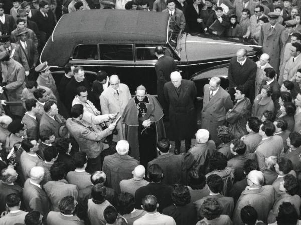 Fiera di Milano - Campionaria 1958 - Visita dell'arcivescovo di Milano Giovanni Battista Montini (poi, Papa Paolo VI)