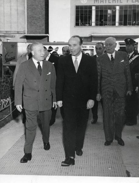 Fiera di Milano - Campionaria 1958 - Visita del ministro del commercio estero Guido Carli