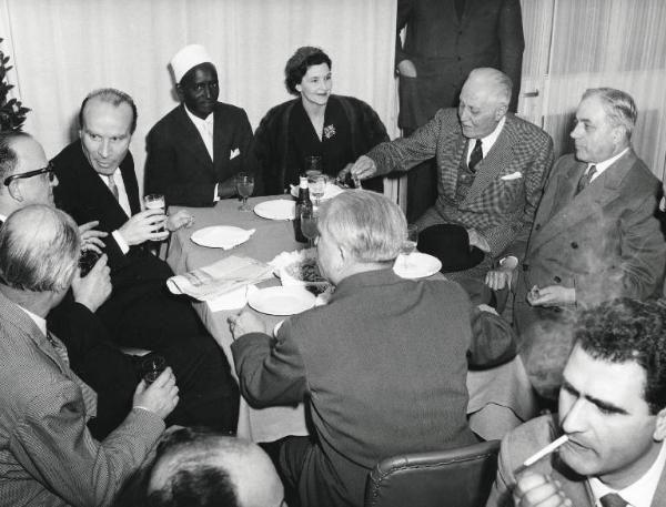 Fiera di Milano - Campionaria 1958 - Visita del ministro del commercio estero Guido Carli