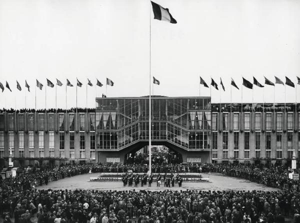 Fiera di Milano - Campionaria 1958 - Piazza Italia - Cerimonia di chiusura