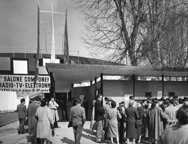 Fiera di Milano - Campionaria 1958 - Porta componenti Radio, TV, Elettronica - Visitatori