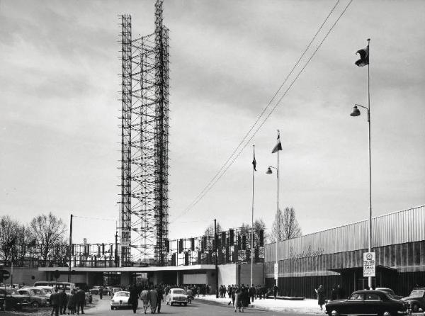 Fiera di Milano - Campionaria 1958 - Porta Agricoltura - Entrata di piazza Carlo Magno - Visitatori