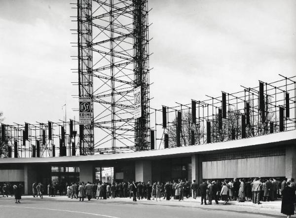 Fiera di Milano - Campionaria 1958 - Porta Agricoltura - Entrata di piazza Carlo Magno - Visitatori