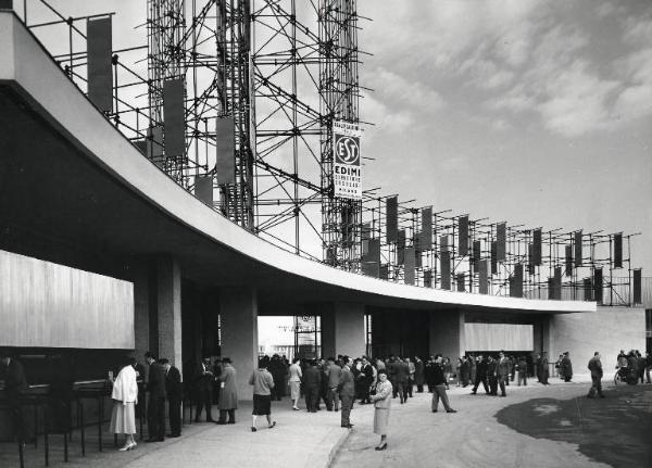 Fiera di Milano - Campionaria 1958 - Porta Agricoltura - Entrata di piazza Carlo Magno - Visitatori