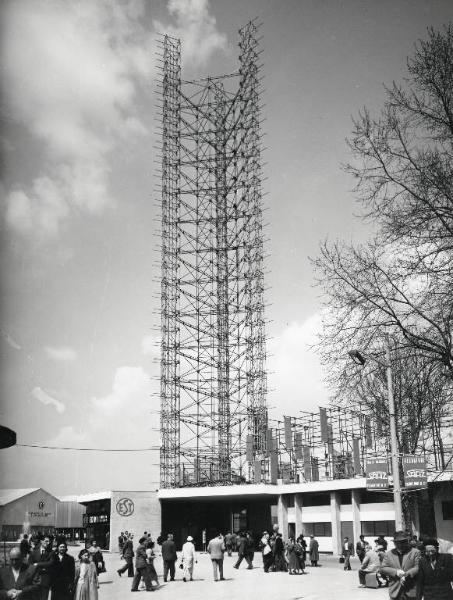 Fiera di Milano - Campionaria 1958 - Porta Agricoltura - Entrata di piazza Carlo Magno - Visitatori