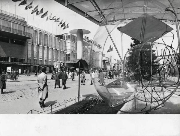 Fiera di Milano - Campionaria 1958 - Viale dell'industria - Installazione pubblicitaria e palazzo delle nazioni