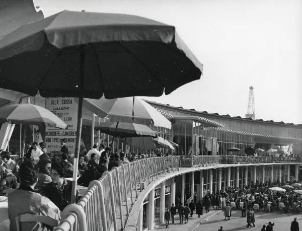 Fiera di Milano - Campionaria 1958 - Piazza Italia - Palazzo emiciclo - Ristorante