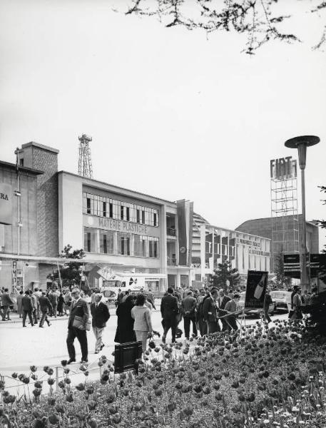 Fiera di Milano - Campionaria 1958 - Viale dell'industria - Padiglione delle materie plastiche e padiglione della Fiat