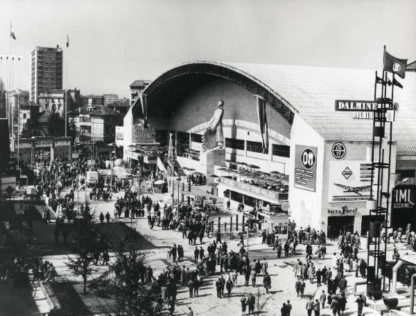 Fiera di Milano - Campionaria 1958 - Viale dell'industria - Padiglione della meccanica - Veduta esterna