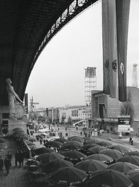 Fiera di Milano - Campionaria 1958 - Viale dell'industria - Padiglione della meccanica - Ristorante all'aperto