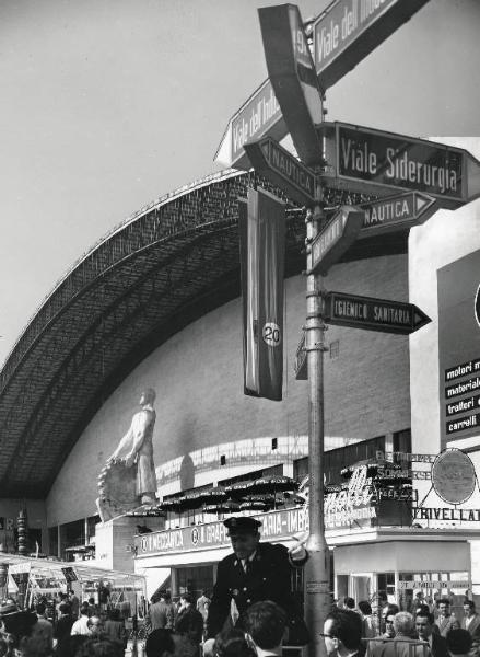 Fiera di Milano - Campionaria 1958 - Padiglione della meccanica - Installazione segnaletica con vigile