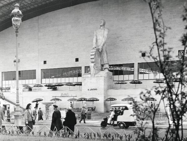 Fiera di Milano - Campionaria 1958 - Padiglione della meccanica - Veduta esterna