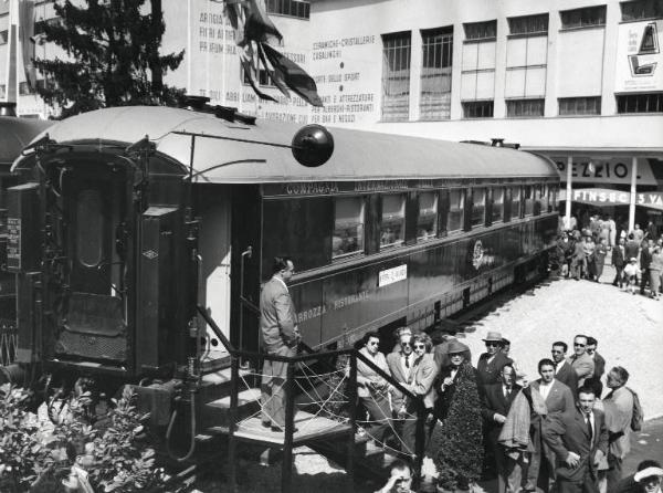 Fiera di Milano - Campionaria 1958 - Vagone ferroviario della Compagnie internationale des vagons-lits et des grands express europeens - Visitatori