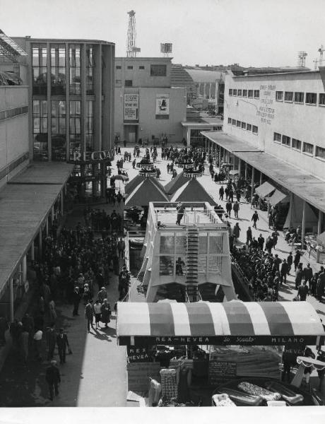 Fiera di Milano - Campionaria 1958 - Piazzale caccia e pesca - Mostra articoli e materiali per la caccia e la pesca - Piscina per immersioni