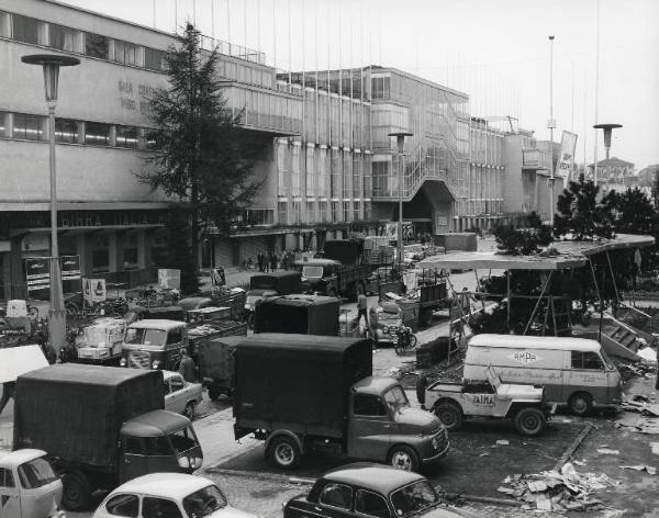 Fiera di Milano - Campionaria 1958 - Trasporto di merci in fase di smobilitazione