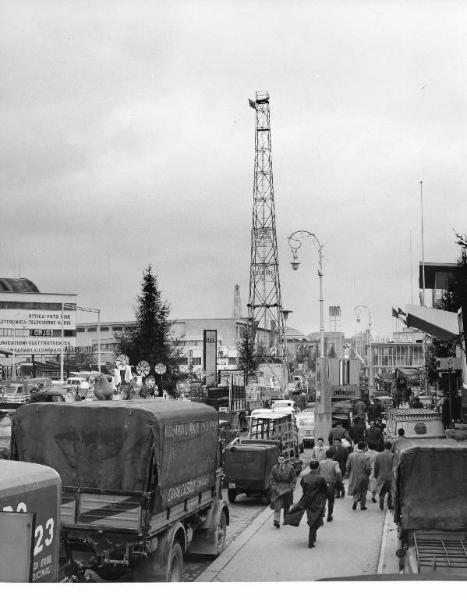 Fiera di Milano - Campionaria 1958 - Trasporto di merci in fase di smobilitazione