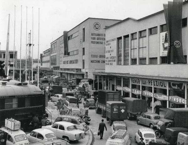 Fiera di Milano - Campionaria 1958 - Trasporto di merci in fase di smobilitazione