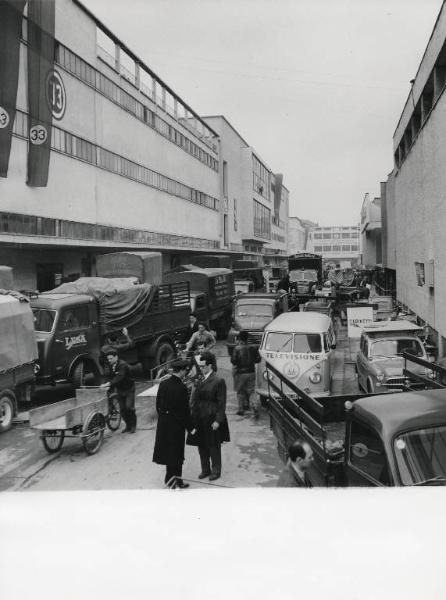 Fiera di Milano - Campionaria 1958 - Trasporto di merci in fase di smobilitazione