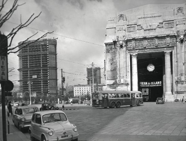 Milano - Stazione centrale - Striscione pubblicitario della Fiera campionaria di Milano del 1958