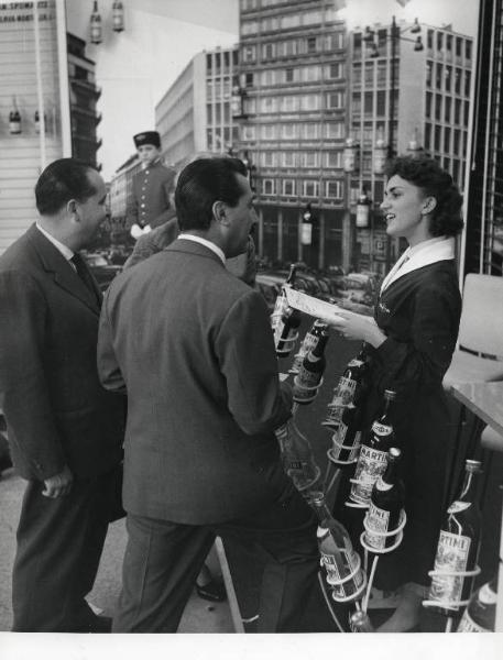 Fiera di Milano - Campionaria 1958 - Padiglione dei vini - Interno