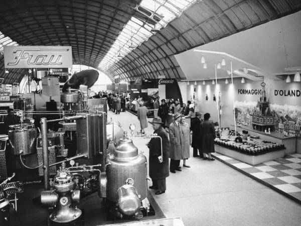 Fiera di Milano - Campionaria 1958 - Padiglione delle macchine per l'industria casearia e dei prodotti caseari - Interno