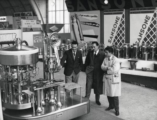 Fiera di Milano - Campionaria 1958 - Padiglione delle macchine per l'industria casearia e dei prodotti caseari - Interno