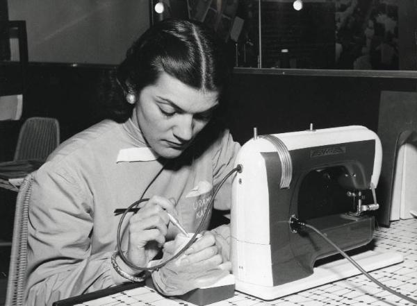 Fiera di Milano - Campionaria 1958 - Padiglione delle macchine per cucire - Interno - Stand della ditta Urama Kaba