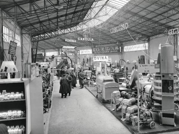 Fiera di Milano - Campionaria 1958 - Padiglione macchine e apparecchi per enologia - Interno