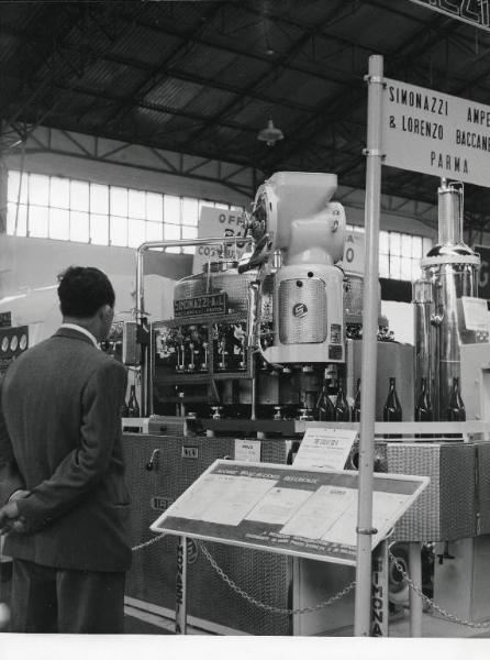 Fiera di Milano - Campionaria 1958 - Padiglione macchine e apparecchi per enologia - Interno