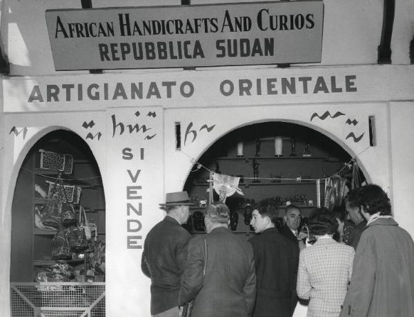 Fiera di Milano - Campionaria 1958 - Artigianato orientale - Stand del Sudan