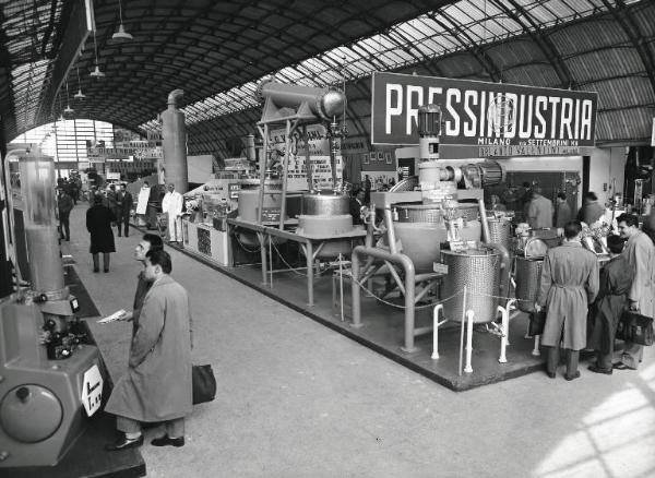 Fiera di Milano - Campionaria 1958 - Padiglione macchine e apparecchi per l'industria chimica e farmaceutica - Interno