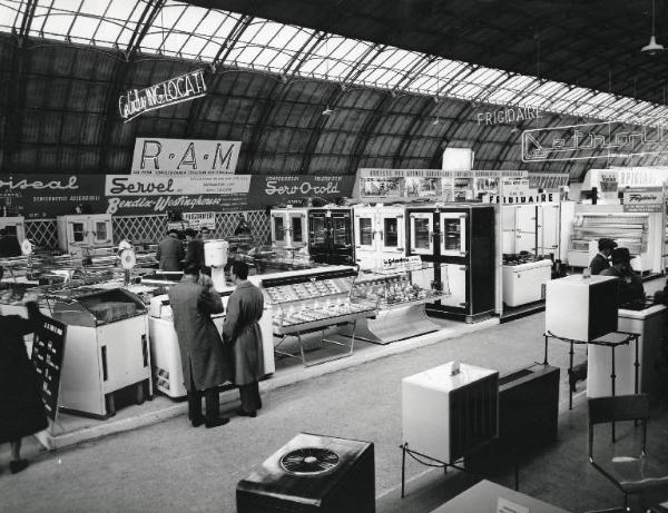 Fiera di Milano - Campionaria 1958 - Padiglione dei frigoriferi e delle macchine per l'industria del freddo - Interno