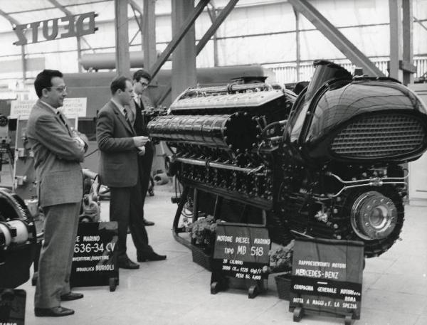 Fiera di Milano - Campionaria 1958 - Padiglione motori diesel e a scoppio e loro applicazioni - Interno