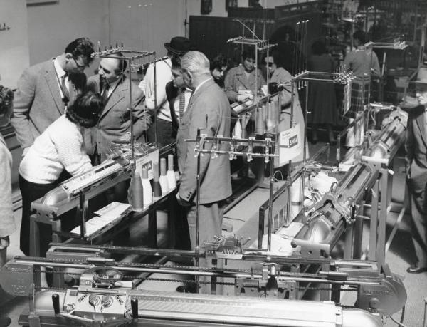 Fiera di Milano - Campionaria 1958 - Padiglione macchine per l'industria tessile e per maglieria - Interno